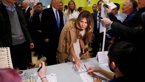 Трампова супруга Меланија Трамп на бирачком месту у Њујорку - Sputnik Србија
