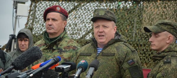 Zamenik načelnika štaba vazdušno-desantnih snaga vojske Ruske Federacije general Oleg Poljgujev (desno) i komandant specijalne brigade VS general Zoran Veličković (levo) - Sputnik Srbija