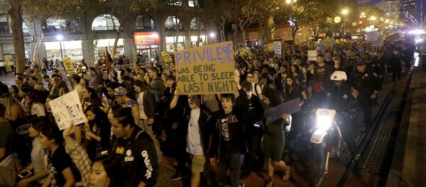Демонстранти протестују против победе Доналда Трампа на председничким изборима у САД - Sputnik Србија