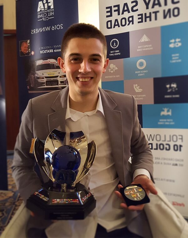 Никола Миљковић у Овиједу, са трофејом ФИА за најбољег возача Европе на брдским стазама.  - Sputnik Србија