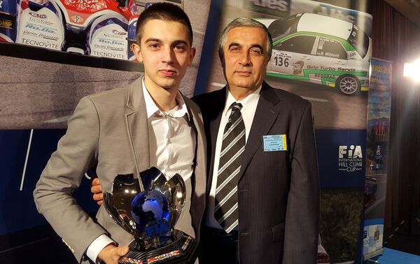 Nikola Miljković sa svojim ocem Zoranom, bez kojeg postojanje Tempo rejsng tima ne bi bilo zamislivo. - Sputnik Srbija