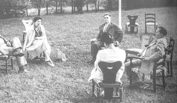 Разговори о Конференцији у дворишту Титове ловачке куће у Добановцима 1961. године. Славка Ранковић, Јован Веселинов, Тито и Јованка Броз. - Sputnik Србија