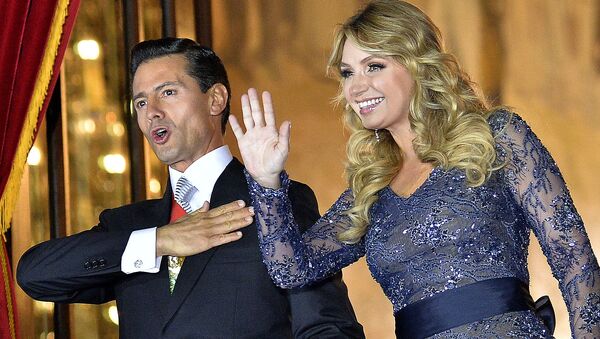 Predsednik Meksika Enrike Penja Nijeto sa suprugom Anđelikom Riverom - Sputnik Srbija