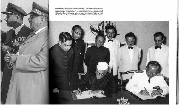 Тито и Нехру потписују споразум на Брионима 1955. године. Леђа им чувају Богдан Црнобрња, Едвард Кардељ и Коча Поповић. - Sputnik Србија