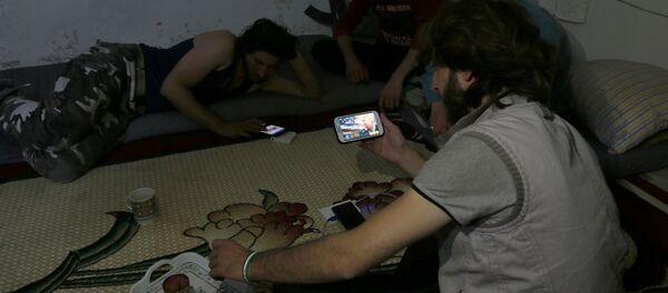 Борци Харакат Нур ел Дин ел Зенкија из Алепа гледају вести о победи Доналда Трампа на председничким изборима у САД - Sputnik Србија