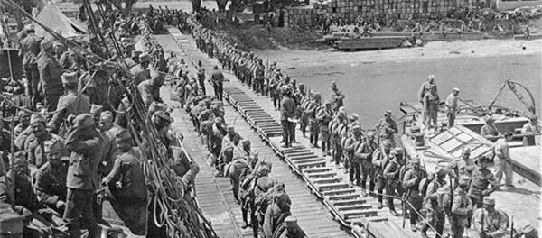 Српске снаге на Крфу се укрцавају на француске бродове 1916. године. - Sputnik Србија