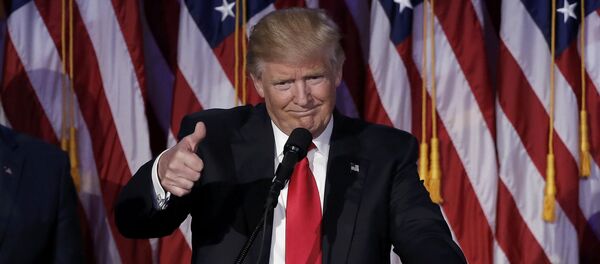 Новоизабрани амерички председник Доналд Трамп поздравља присталице у Њујорку Новоизабрани амерички председник Доналд Трамп поздравља присталице у Њујорку - Sputnik Србија