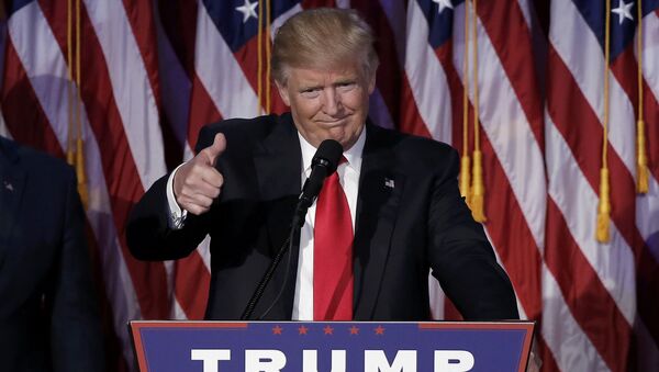 Novoizabrani američki predsednik Donald Tramp pozdravlja pristalice u Njujorku - Sputnik Srbija