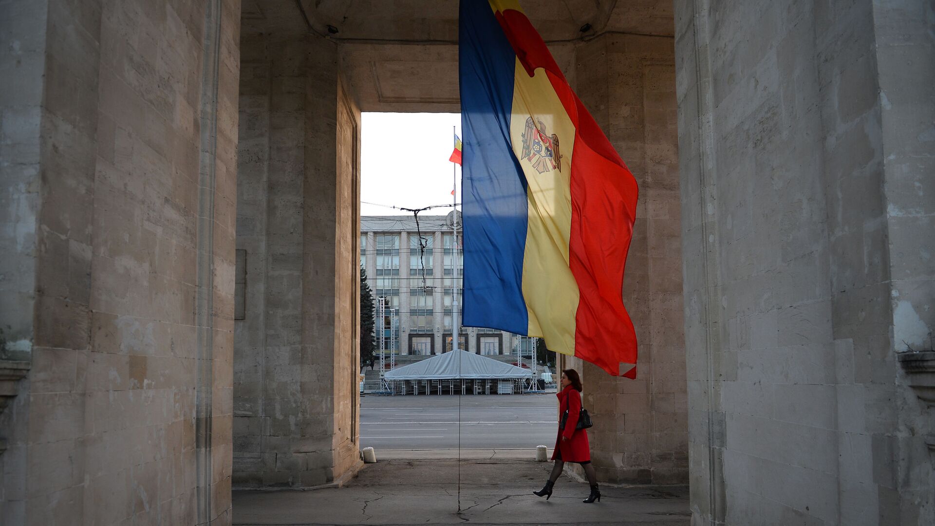 Молдавска застава испод Тријумфалне капије у Кишињеву - Sputnik Србија, 1920, 05.05.2022