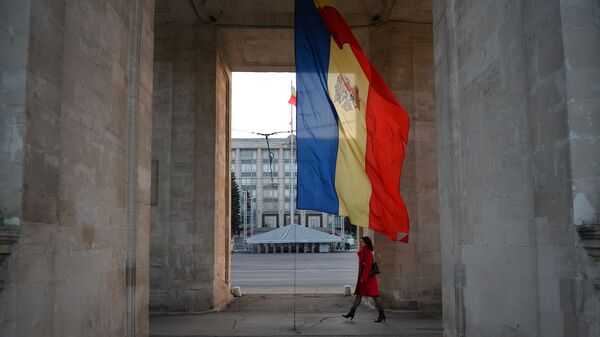 Moldavska zastava ispod Trijumfalne kapije u Kišinjevu - Sputnik Srbija