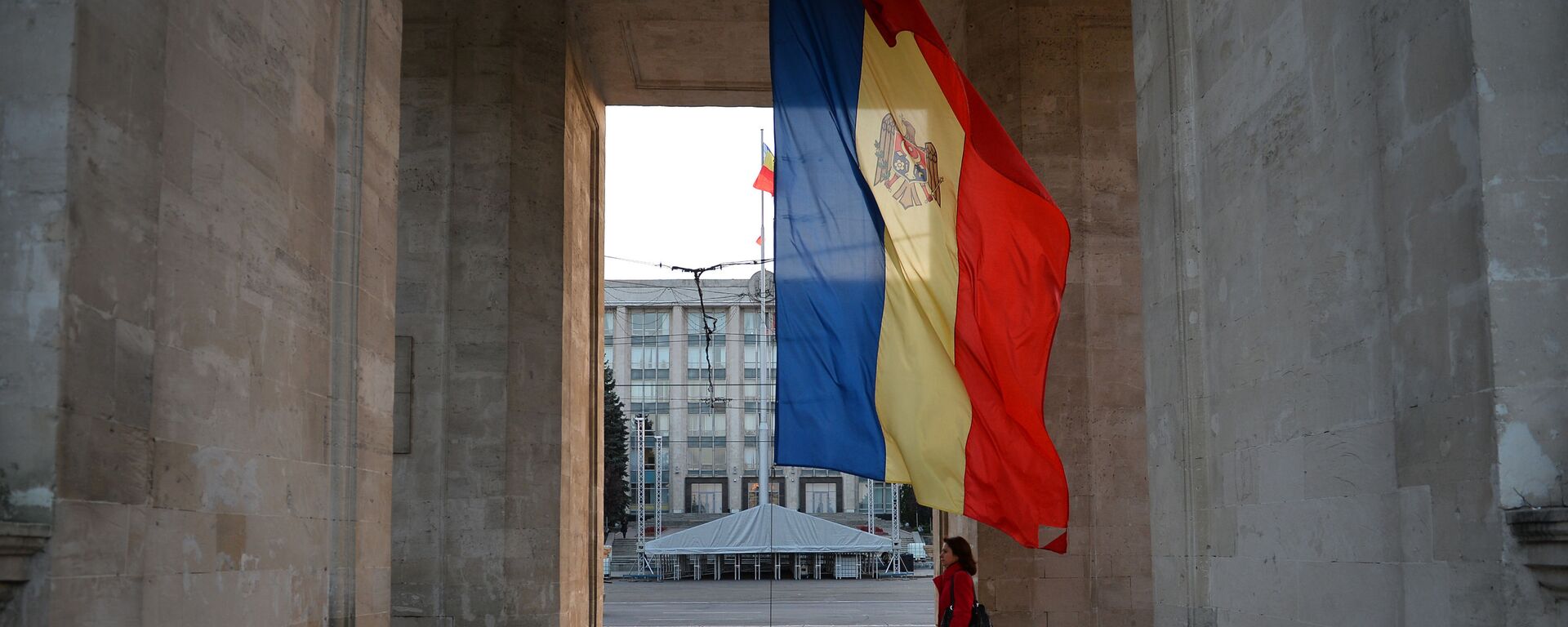 Молдавска застава испод Тријумфалне капије у Кишињеву - Sputnik Србија, 1920, 26.07.2023