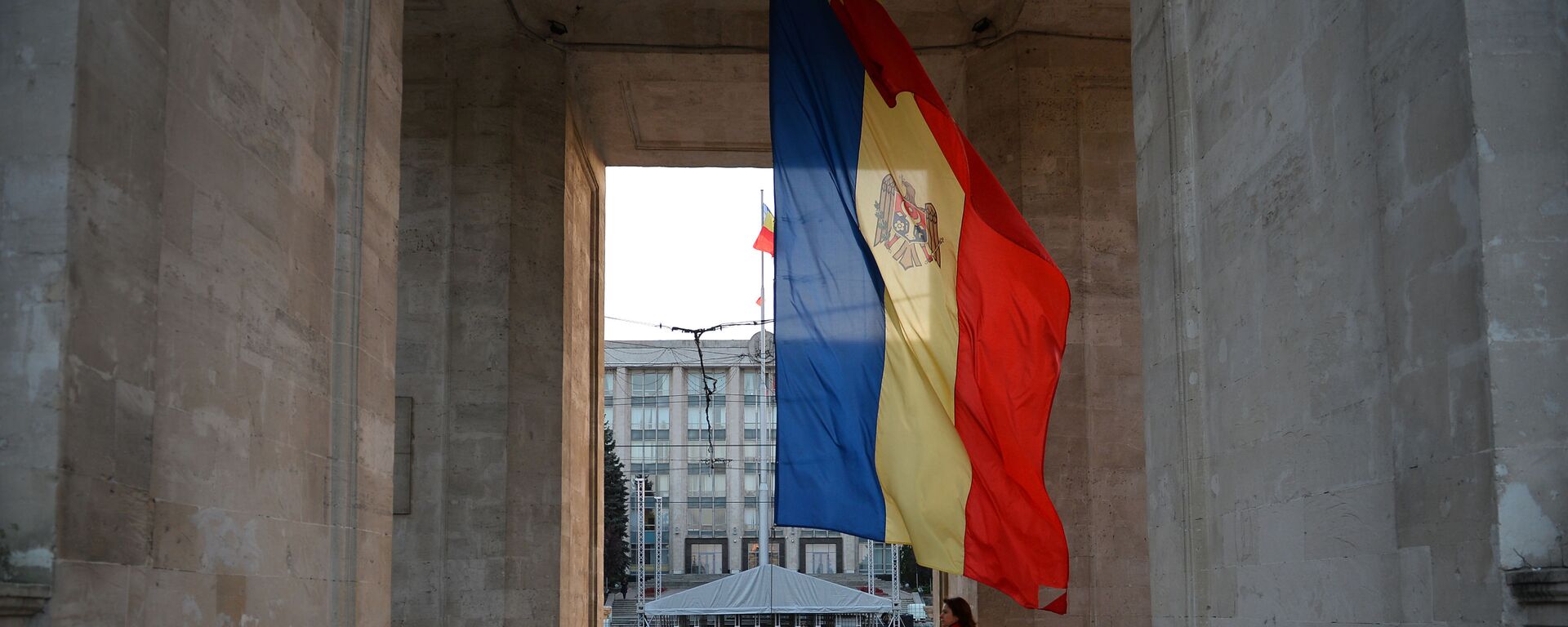 Молдавска застава испод Тријумфалне капије у Кишињеву - Sputnik Србија, 1920, 04.05.2022