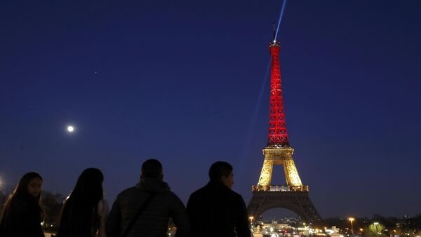 The Eiffel Tower is seen with the black, yellow and red colours of the Belgian flag in tribute to the victims of today's Brussels bomb attacks in Paris. - Sputnik Srbija