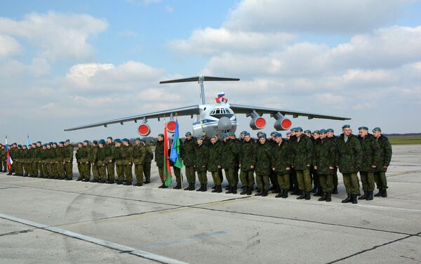 Vojnici Srbije, Rusije i Belorusije ispred iljušina na vojnom aerodromu u Batajnici - Sputnik Srbija