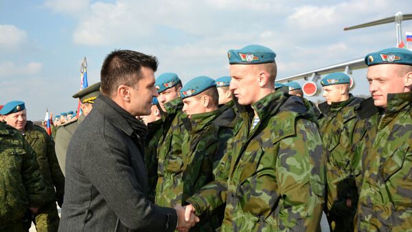 Ministrar odbrane Srbije Zoran Đođević se pozdravlja sa vojnicima Belorusije na aerodromu u Batajnici. - Sputnik Srbija