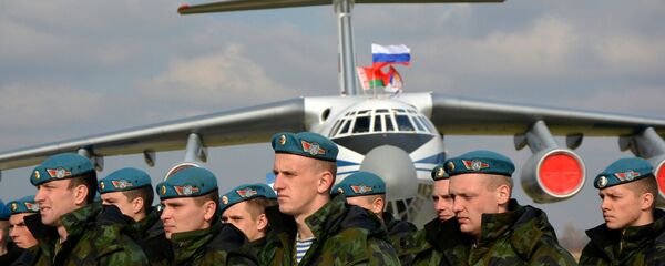 Vojnici Belorusije ispred iljušina na aerdormu u Batajnici. - Sputnik Srbija