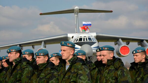 Vojnici Belorusije ispred iljušina na aerdormu u Batajnici. - Sputnik Srbija