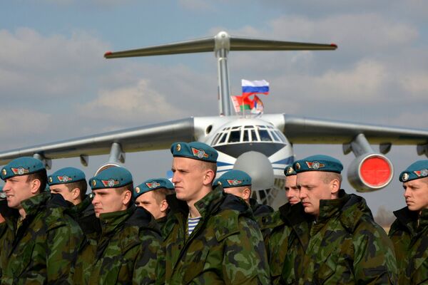 Vojnici Belorusije ispred iljušina na aerdormu u Batajnici. - Sputnik Srbija