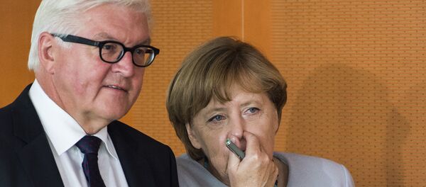 Министар спољних послова Немачке Франк-Валтер Штајнмајер и немачка канцеларка Ангела Меркел на састанку кабинета у Берлину Министар спољних послова Немачке Франк-Валтер Штајнмајер и немачка канцеларка Ангела Меркел на састанку кабинета у Берлину - Sputnik Србија