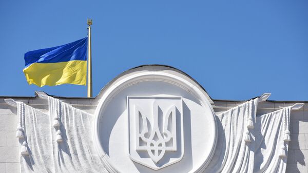 Zastava Ukrajine se vijori na zgradi Vrhovne rade u Kijevu - Sputnik Srbija