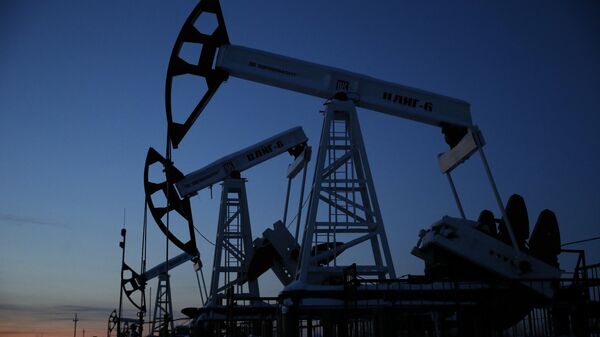Naftne pumpe kompanije Lukoil u zapadnom sibirskom gradu Kogalim u Rusiji - Sputnik Srbija