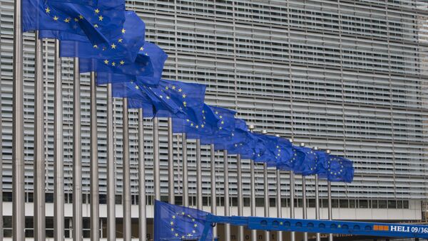 Zastave EU ispred sedišta EU u Briselu - Sputnik Srbija