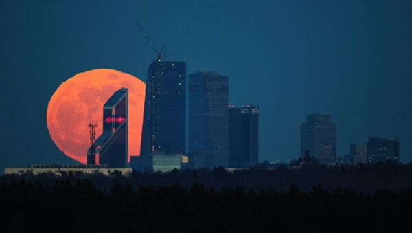 Pun mesec iznad poslovnog centra u Moskvi - Sputnik Srbija