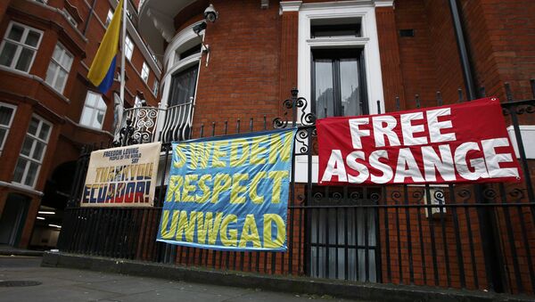 Транспаренти и плакати постављени испред амбасаде Еквадора у Лондону у знак подршке оснивачу Викиликса Џулијану Асанжу - Sputnik Србија