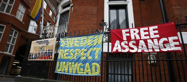 Транспаренти и плакати постављени испред амбасаде Еквадора у Лондону у знак подршке оснивачу Викиликса Џулијану Асанжу - Sputnik Србија