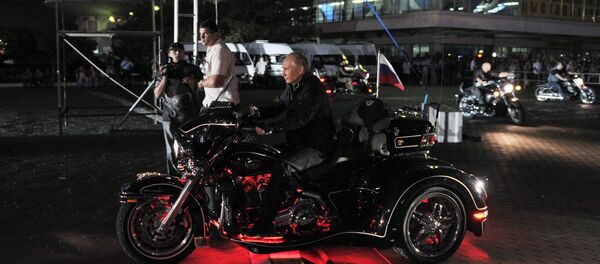 Председник Русије Владимир Путин на мото-фестивалу у Новоросијску Председник Русије Владимир Путин на мото-фестивалу у Новоросијску - Sputnik Србија