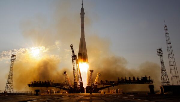 Svemirska letelica Sojuz MS sa posadom Međunarodne svemirske stanice Kejt Rubins, Anatolijem Ivanišinim i Takujom Onišijem na lansirnoj rampi kosmodroma Bajkonur - Sputnik Srbija