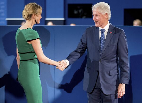 Ćerka predsednika SAD Donalda Trampa sa bivšim predsednikom SAD Bilom Klintonom. - Sputnik Srbija