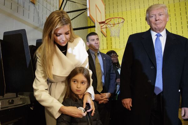 Predsednik SAD Donald Tramp sa kćerkom Ivankom i unukom Arabelom u Njujorku. - Sputnik Srbija