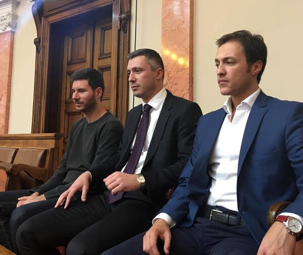 Гости из Хрватске и Црне Горе ипак су добили прилику да са галерије прате рад Скупштине Србије Гости из Хрватске и Црне Горе ипак су добили прилику да са галерије прате рад Скупштине Србије - Sputnik Србија