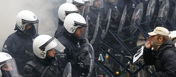 A Belgian soldier shouts at police officers during a protest by soldiers against planned pension reforms in central Brussels, Belgium, November 15, 2016. - Sputnik Србија