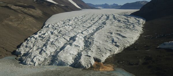 Глечер Тајлор у близини станице Макмурдо на Антарктику сликано 11. новембра 2016. године. - Sputnik Србија