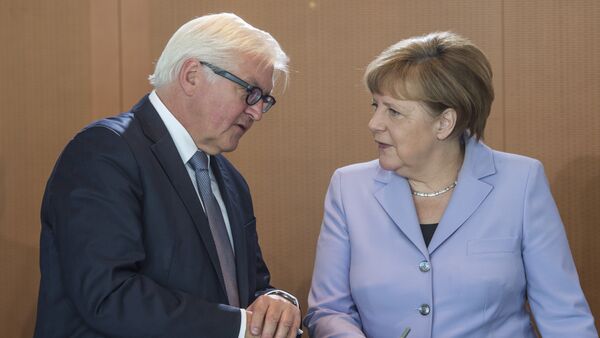 Ministar spoljnih poslova Nemačke Frank-Valter Štajnmajer i nemačka kancelarka Angela Merkel na sastanku kabineta u Berlinu - Sputnik Srbija