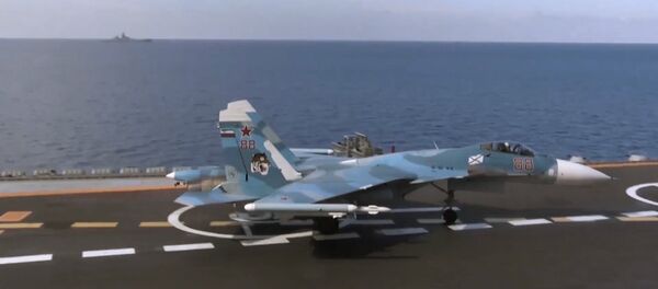 Ловац Су-33 пре полетања са палубе крстарице Адмирал Кузњецов у близини сиријске обале - Sputnik Србија