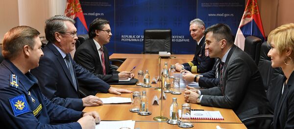 Руски амбасадор Александар Чепурин са министром одбране Србије Зораном Ђорђевићем - Sputnik Србија