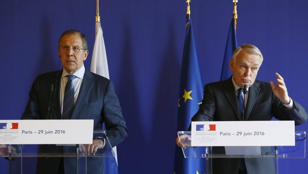 Шефови дипломатија Русије и Француске Сергеј Лавров и Жан-Марк Еро на конференцији за медије у Паризу - Sputnik Србија