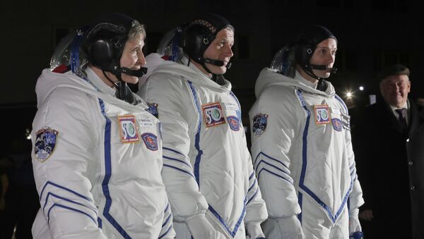 Астронаут НАСА-е Пеги Витсон, руски космонаут Олег Новицки и француски астронаут Томас Песке пред полетање на Међународну свемирску станицу - Sputnik Србија