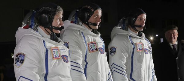Астронаут НАСА-е Пеги Витсон, руски космонаут Олег Новицки и француски астронаут Томас Песке пред полетање на Међународну свемирску станицу Астронаут НАСА-е Пеги Витсон, руски космонаут Олег Новицки и француски астронаут Томас Песке пред полетање на Међународну свемирску станицу - Sputnik Србија