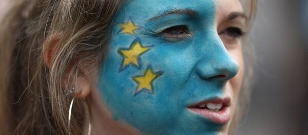 Застава ЕУ на лицу девојке - Sputnik Србија