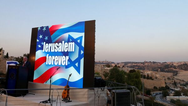 Bilbord sa zastavama Amerike i Izraela - Sputnik Srbija
