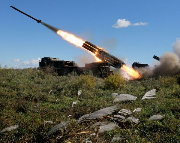 Реактивна артиљеријска батерија вишецевне ракете БМ-27 „Ураган“ приликом вежбе на артиљеријским јединицама 5. Армије у току вежбања гађања у Приморскиј крају. - Sputnik Србија
