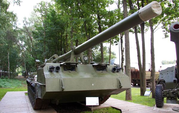 Самоходни артиљеријски топ са цеви пречника 203 мм „Пион“. - Sputnik Србија