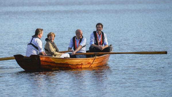 Britanski premijer Dejvid Kemeron, kancelarka Nemačke Angela Merkel, premijer Švedske Fredrik Rejnfeldt i danski premijer Mark Rute u čamcu na jezeru u letnjoj rezidencijiji Rejnfeldta na jugoistoku Stokholma - Sputnik Srbija