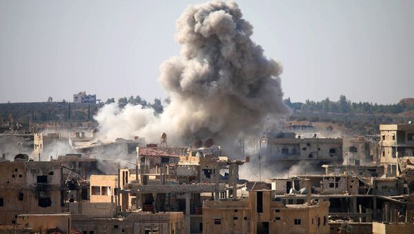 Dim se vije nakon vazdušnog napada snaga sirijske vojske na oblast Dare koju drže teroristi na jugu Sirije - Sputnik Srbija