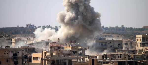 Дим се вије након ваздушног напада снага сиријске војске на област Даре коју држе терористи на југу Сирије - Sputnik Србија