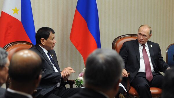 Председник Филипина Родриго Дутерте и председник Русије Владимир Путин током састанка на маргинама самита АПЕЦ-а у Лими - Sputnik Србија